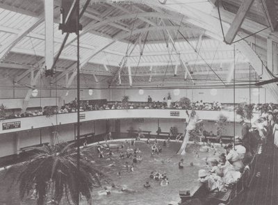 Long Beach, California: Interior de la Casa de Baños (foto en blanco y negro) de American Photographer