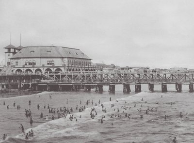 Long Beach, California: Municipal Auditorium and Bathing Scene (fotografía en blanco y negro) de American Photographer