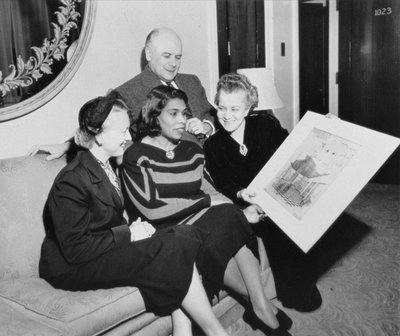 Marian Anderson (1897-1993) y Richard Bucky Fuller (1895-1983) con otras dos mujeres de American Photographer