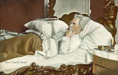 Mark Twain, tumbado en la cama, fumando un puro (foto en color) de American Photographer