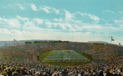 New Haven, Conn: "The Bowl", el gran estadio de fútbol de Yale, con capacidad para 80.000 personas (foto en color) de American Photographer