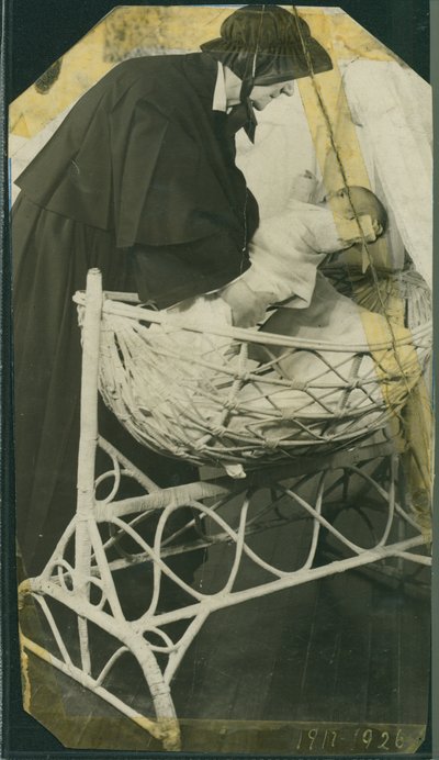 New York Foundling Hospital - Sor Anna Michella con bebé y cuna de American Photographer