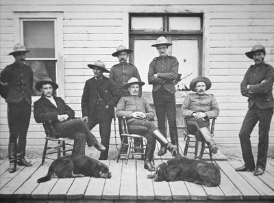 Policía Montada del Noroeste basada en Edmonton para mantener el orden durante los primeros días de la Fiebre del Oro de Klondike/Yukón de American Photographer