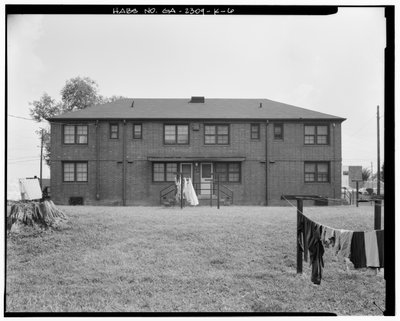 Lado norte - Clark Howell Homes, Edificio H-1, 253 Mills Street, Atlanta, Condado de Fulton, GA (foto en blanco y negro) de American Photographer
