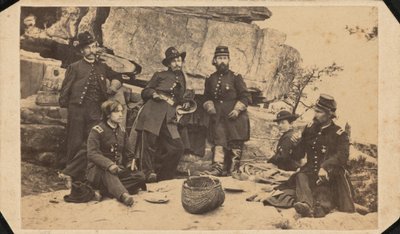 "Parte del Estado Mayor del General Geary. Tomada en la cima de la montaña Lookout el día de Navidad",1863 (foto) de American Photographer