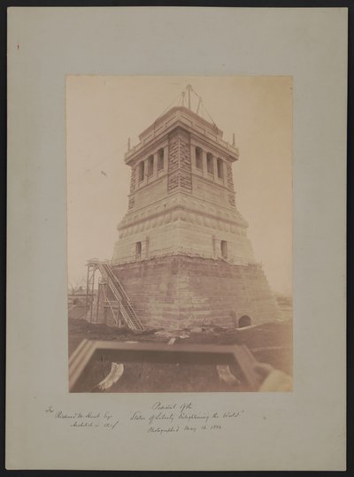 Pedestal de la "Estatua de la Libertad iluminando el mundo", diseñado por Richard Morris Hunt, durante la construcción, 16 de mayo de 1886 de American Photographer