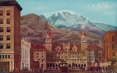 Pikes Peak Avenue, Colorado Springs, Colorado, Pikes Peak en la distancia (foto en color) de American Photographer