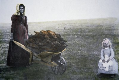 Mujer pionera recogiendo estiércol de ganado, Kansas, c.1880 de American Photographer