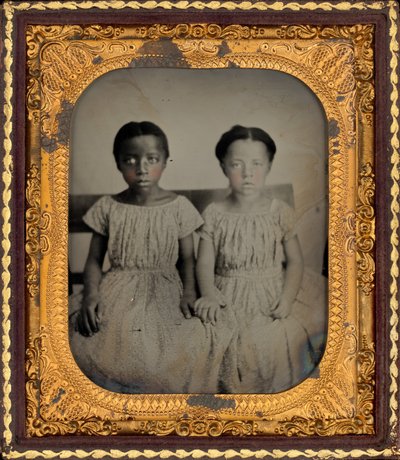 Retrato de dos niñas,c. 1860 (foto) de American Photographer
