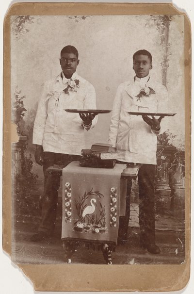 Retrato de dos hombres con bandejas,c. 1885 (foto) de American Photographer
