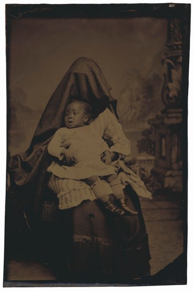 Retrato de una mujer y un niño ocultos,c. 1875 (foto) de American Photographer