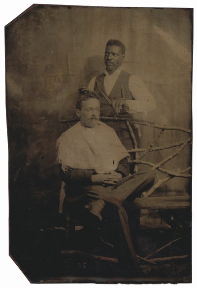 Retrato de un hombre cortando el pelo,c. 1890 (foto) de American Photographer