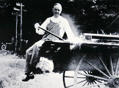 El Presidente Calvin Coolidge (1873-1933) Posando como Granjero Durante unas Vacaciones en Vermont de American Photographer