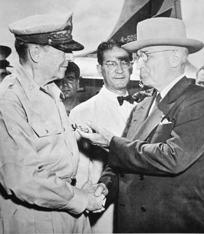El presidente Harry S. Truman (1884-1972) se reúne con el general Douglas MacArthur (1880-1964) comandante en jefe de la ONU, en la isla Wake durante la Guerra de Corea, octubre de 1950 de American Photographer
