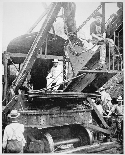 El presidente Theodore Roosevelt en una excavadora gigante en el Corte Culebra durante la excavación del Canal de Panamá, noviembre de 1906 de American Photographer