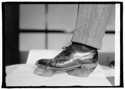 Unidad de Prohibición (Zapatos de Vaca), 28 de junio de 1924 (foto en blanco y negro) de American Photographer