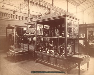 Exposición de Rudolph Koenig, Philosophical Apparatus, Main Exhibition, Centennial International Exhibition, Filadelfia, 1876 de American Photographer