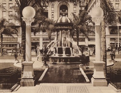 San Diego: Fuente Eléctrica en Plaza Park, frente al US Grant Hotel, donada a la ciudad por Louis J Wilde (foto b/n) de American Photographer
