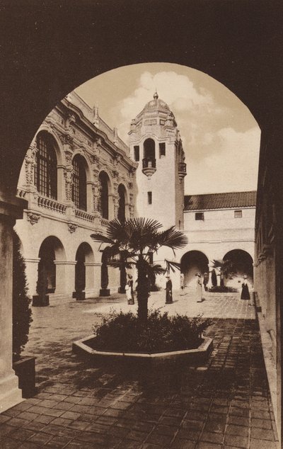 San Diego: Patio del Edificio de los Condados del Sur de California, Exposición Panamá-California (foto en blanco y negro) de American Photographer