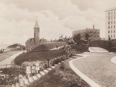 Escena Juneau Park, North Western Depot en la distancia, Milwaukee, Wisconsin (foto b/n) de American Photographer