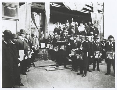 Schomburg entre masones y Odd Fellows en la colocación de la piedra angular del Templo Jónico de American Photographer
