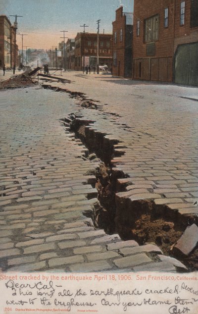 Calle agrietada por el terremoto de American Photographer