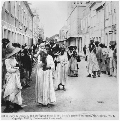 Calle en Fort de France con refugiados tras la erupción de Mont Pelée, Martinica, publicado por Underwood and Underwood, 1902 de American Photographer