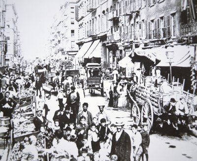 Mercado callejero en Mulberry Street, Lower East Side, Ciudad de Nueva York de American Photographer
