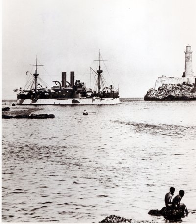 El USS Maine entrando en el puerto de La Habana, Cuba, 1898 de American Photographer