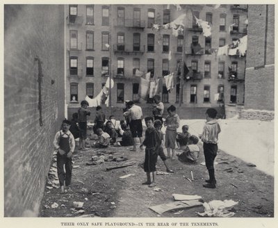 Su único patio de recreo seguro, en la parte trasera de los edificios de apartamentos de American Photographer