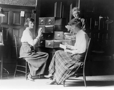 Tres mujeres trabajando en los archivos de tarjetas en la sede del Partido Nacional de la Mujer, Washington D.C., pub. c.1920 de American Photographer