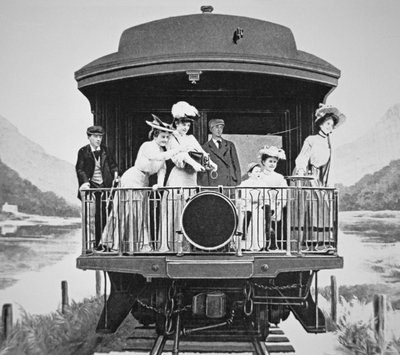 Turistas tomando fotografías escénicas desde la plataforma de observación trasera de un tren Union Pacific de American Photographer