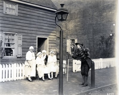 Pregonero en la calle principal, 1926 de American Photographer