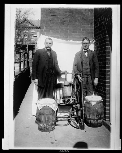 Dos hombres posando con un alambique de whisky de American Photographer