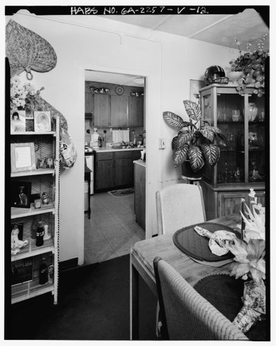 Interior típico, comedor que conduce a la cocina. - Techwood Homes, Edificio No. 18 de American Photographer