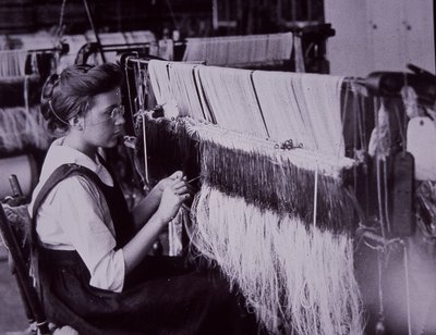 Industria textil estadounidense, operadora textil en fábrica de algodón de Massachusetts, c.1900 de American Photographer