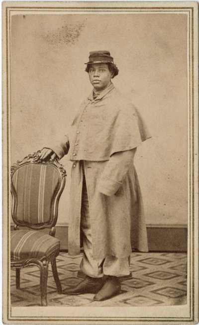 Mujer afroamericana no identificada con uniforme de American Photographer