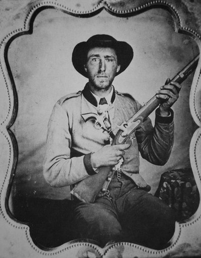 Soldado confederado desconocido posando en el estudio del fotógrafo de American Photographer