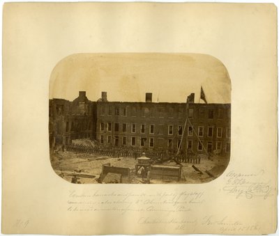 Cuarteles occidentales y desfile, Batalla de Fort Sumter, 15 de abril de 1861 de American Photographer