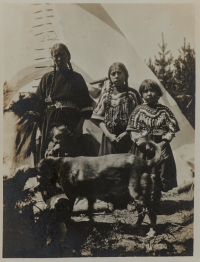 Mujer, dos niñas y un niño con perro, ca. 1900. Fotografía en gelatina de plata de American Photographer