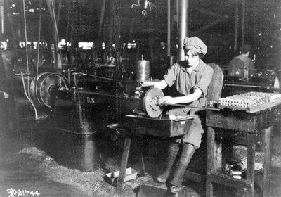 Mujer trabajando en el portavisor de un rifle, Eddystone Rifle Plant, Eddystone, Pa., durante la Primera Guerra Mundial, 1914-18 de American Photographer