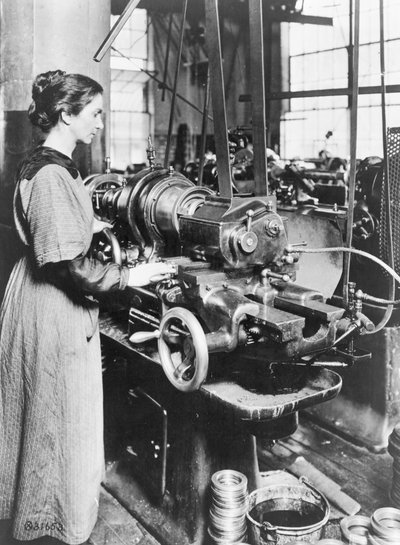 Mujer trabajando en una máquina de roscado interno, Norton Grinding Co., Worcester, Ma., durante la Primera Guerra Mundial, 1914-18 de American Photographer