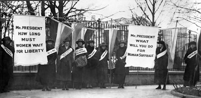 Sufragistas piqueteando frente a la Casa Blanca, Washington DC, pub. 1917 de American Photographer