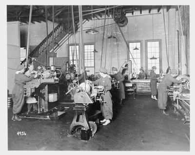 Mujeres trabajando en fábricas durante la Primera Guerra Mundial, c.1917 de American Photographer