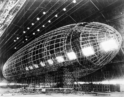 El dirigible más grande del mundo cerca de su finalización, publicado en los años 1930 de American Photographer