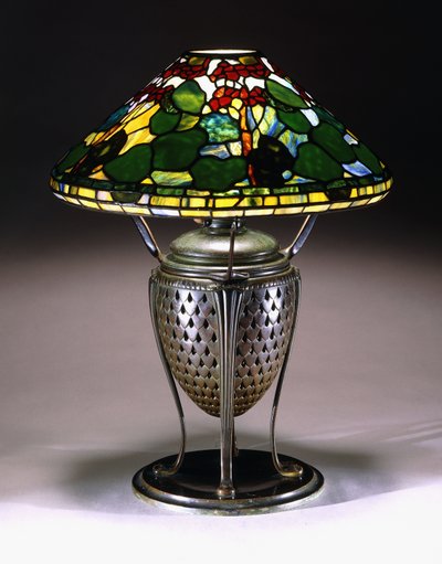 Lámpara de mesa "Geranio" con pantalla cónica y base de urna de bronce reticulado con patrón de escamas de pez, siglo XX de American School