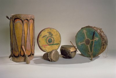 Una colección de tambores de indios americanos de American School