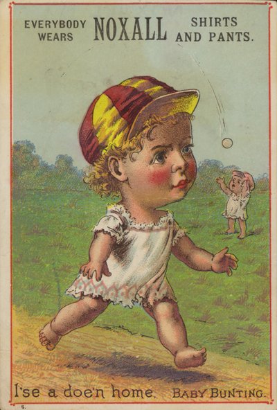 Bebé corriendo con gorra de béisbol de American School