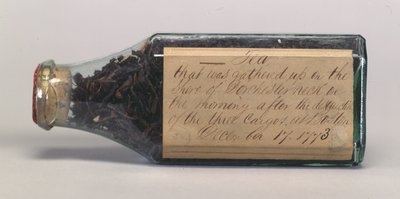 Hojas de té de la Fiesta del Té de Boston en una botella de vidrio, recolectadas por T.M. Harris, Dorchester Neck, diciembre 1773 de American School