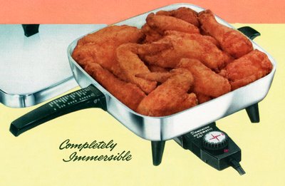 Pollo friéndose en una sartén eléctrica retro de American School